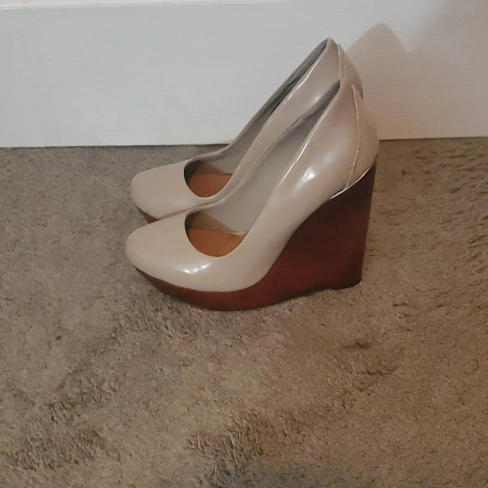 Womens Size 7 Badgley Mischka wedge heels - Picture 3 of 6